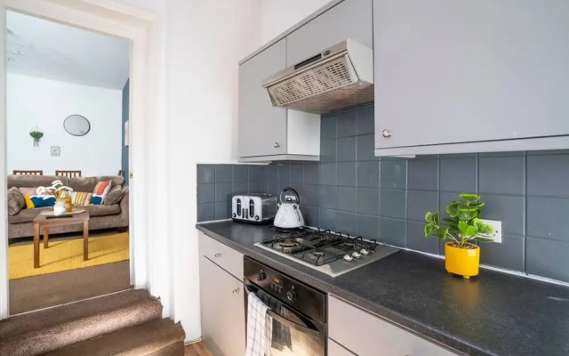 Spacious 3 Bed Flat-free Parking