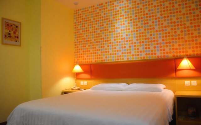 Home Inn Chongqing Kaixian Coach Terminal