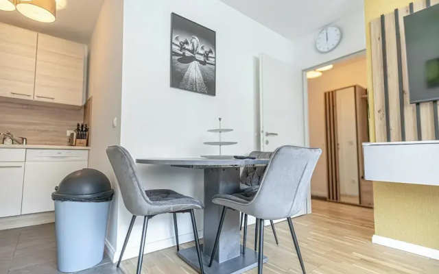 1BR 1LR 9 Min Center King Bed Metro