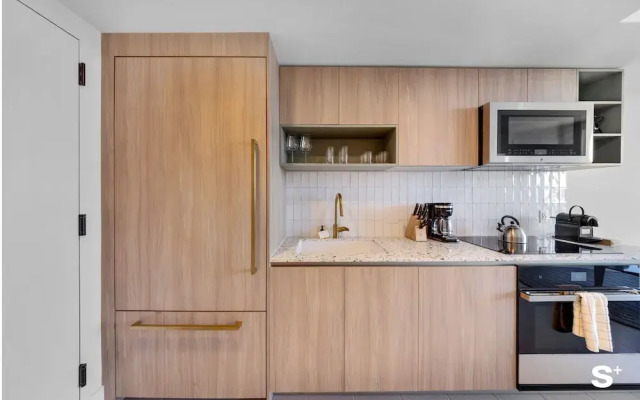 Downtown Haven Sleek 1-BR with Vistas