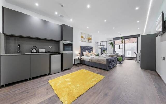 Luxury Sleeps 4 Studio Flat