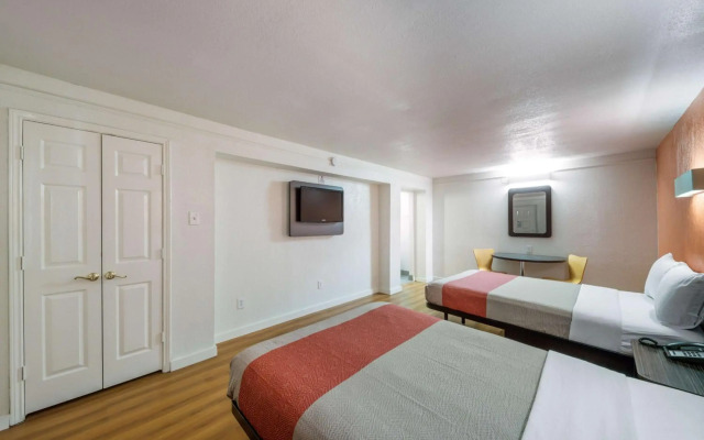 Motel 6 Dallas, TX - Farmers Branch