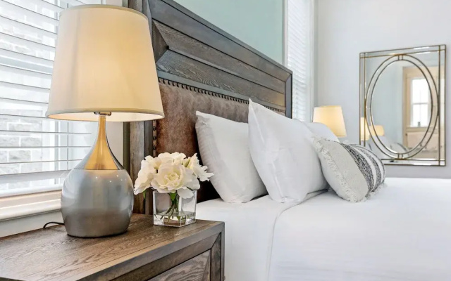 Amazing 4BR w Balcony by Hosteeva