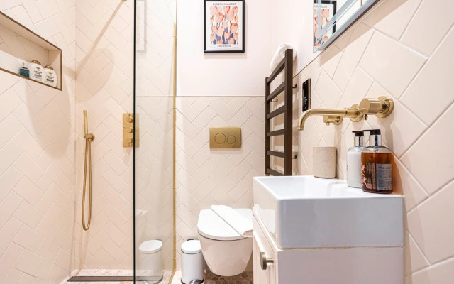 Elegant Flat Near Notting Hill by Underthedoormat