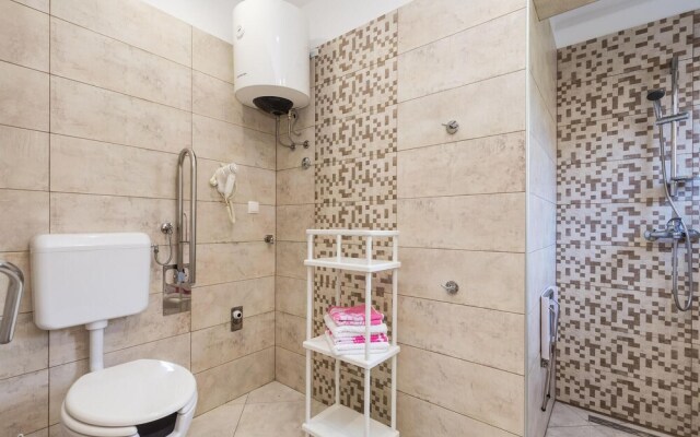 Beautiful Apartment in Rukavac With Wifi