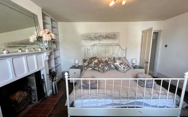 Housesleeps7-parking-garden-fireplace-beachnearby