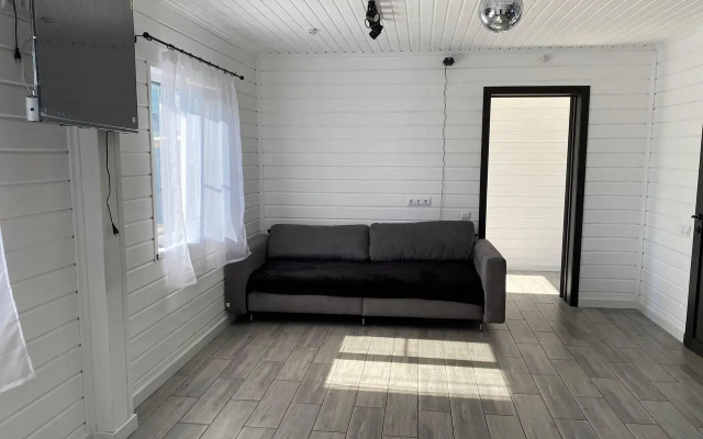 Дом у пруда