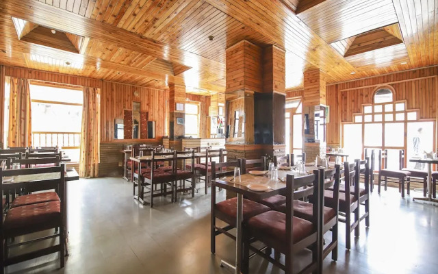 Oyo 18809 Mahamaya Palace