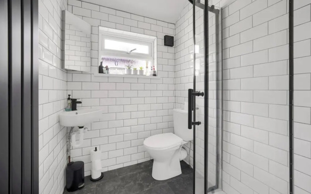 Central Chic - Huge Home - Free Wifi