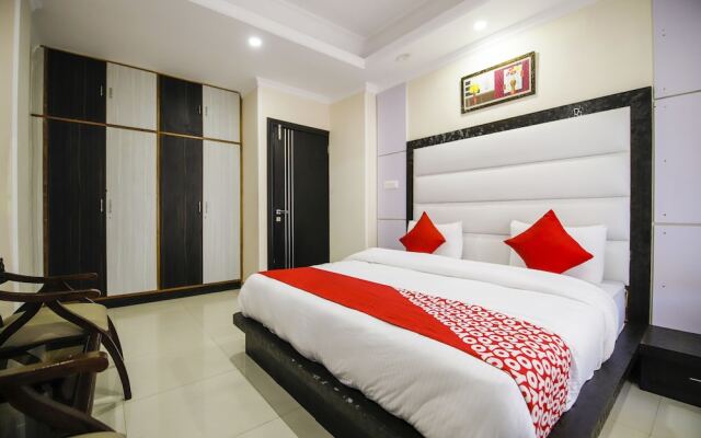 Oyo 18421 Uphill Courtyard
