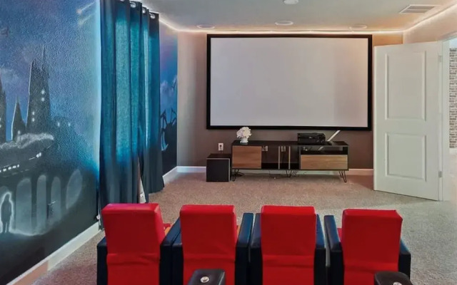 Upstay - Championsgate Home w Hot Tub-pool-cinema