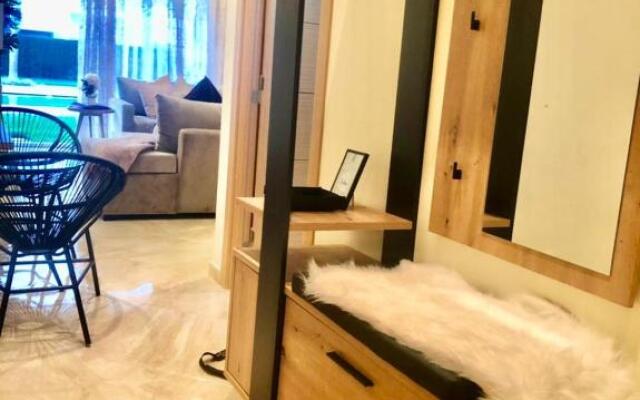 Apparemment de luxe vue piscine