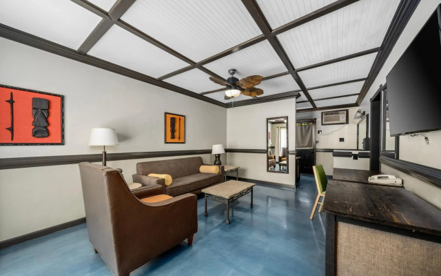 Caliente Tropics Hotel