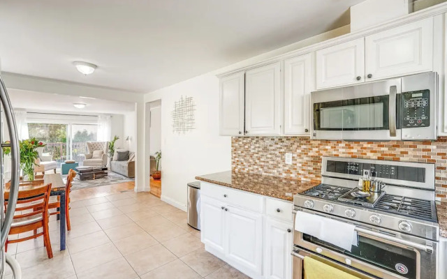 Charming Oakland Home W Fireplace & Deck