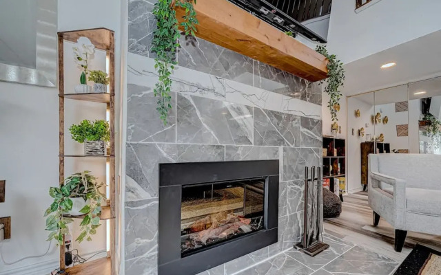 Upscale 1BR Condo in Med Center