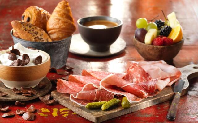 Отель Disney Hotel Santa Fe