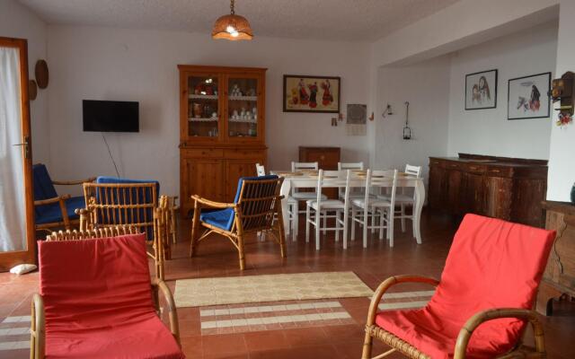 Seafront holiday home twenty meters from the western shore of Sardinia in S'archittu Beach-Casa del Giglio