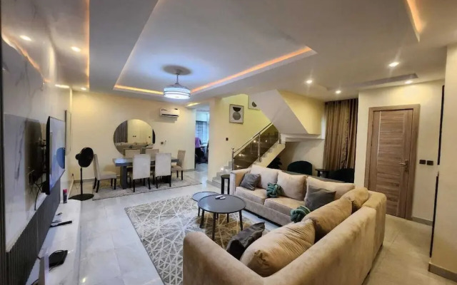 Charming 2- Bedroom Duplex