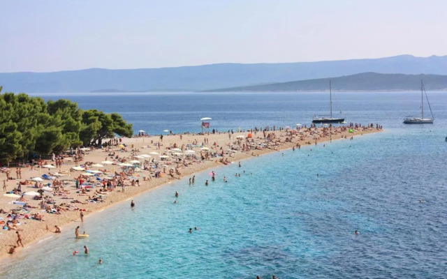 Apartments and rooms with parking space Bol, Brac - 2878