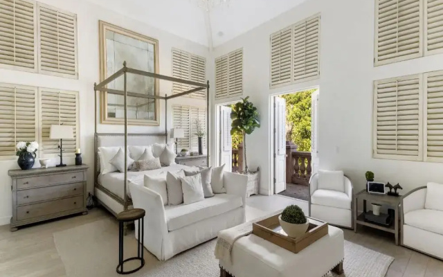 Carolwood - Modern Tuscan Villa With Rolling Lawns and Loggia in Holmby Hills