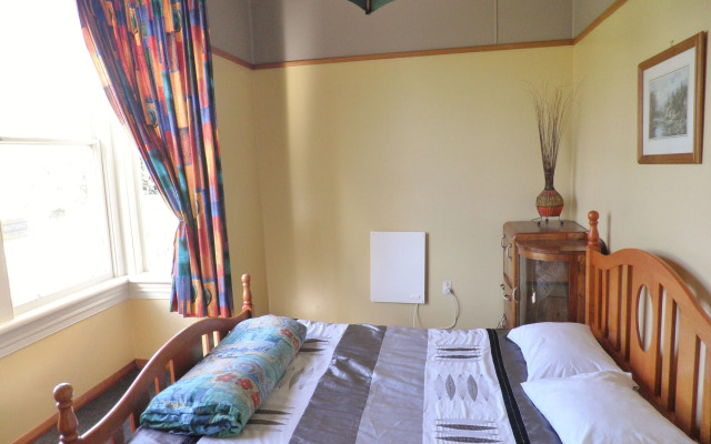 Bazil's Hostel & Surf School