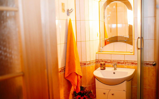 Біля цирку (Near the circus)