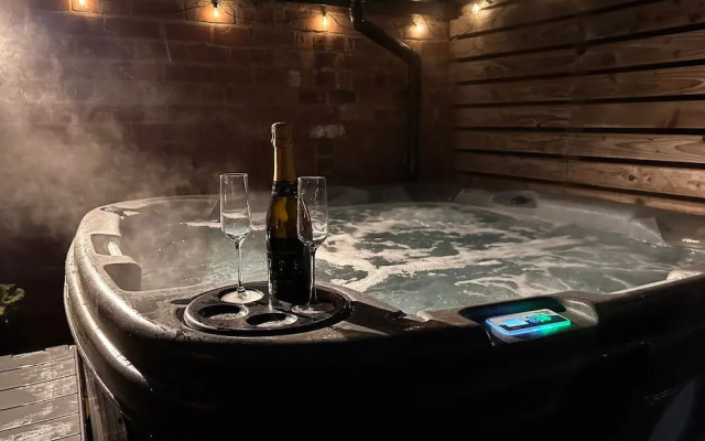 Luxury Lincoln Home - Sleeps 8 - Hot Tub - Pets