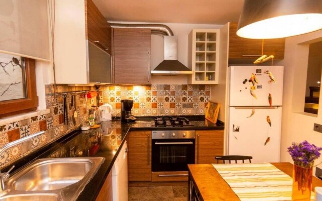 Stylish Home With a Book Collection Near Taksim