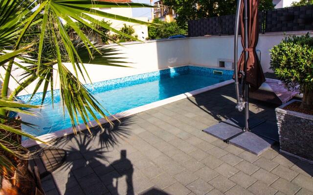 Modern Apartment in Šilo with Private Swimming Pool