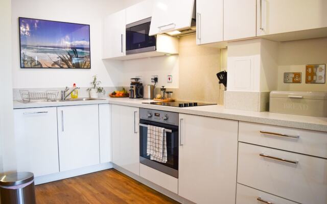 Modern 1 Bedroom House in Pontoon Dock