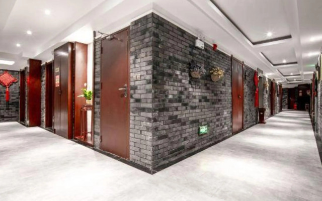 24° North Latitude Theme Hotel