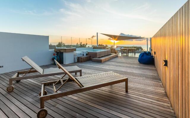 Penthouse 13 - One Bay Residence with private rooftop terrace and dip in pool