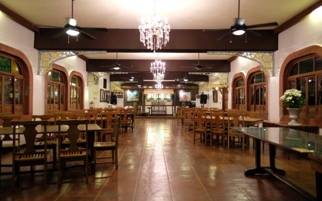Sulyap Bed & Breakfast – Casa de Alitagtag Boutique Hotel