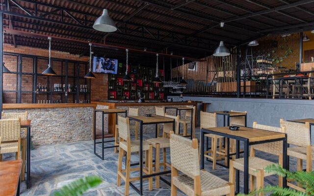 La Villa Cafe & Suites