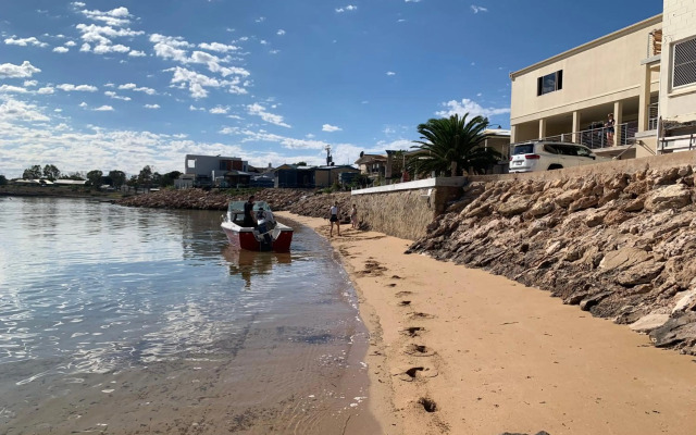 Beachside & Jetty View Apartment 2 -Skippers Apartment