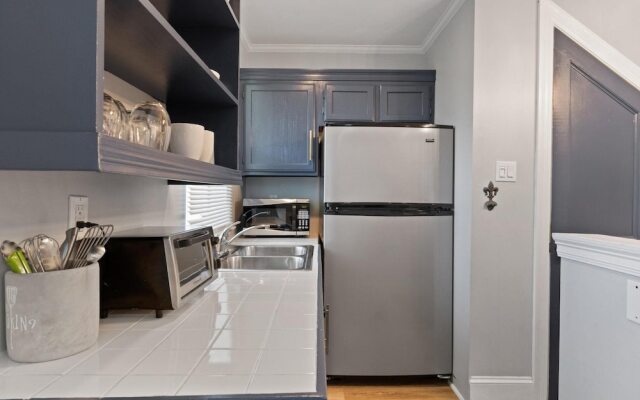 Quiet Retreat Off Magazine w Balcony Parking