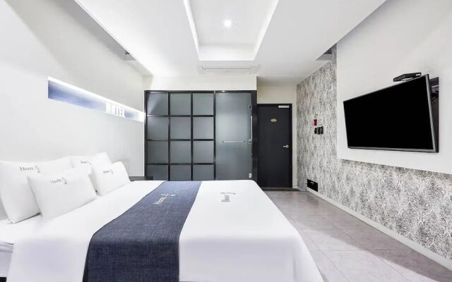 Hotel Forest River Novel