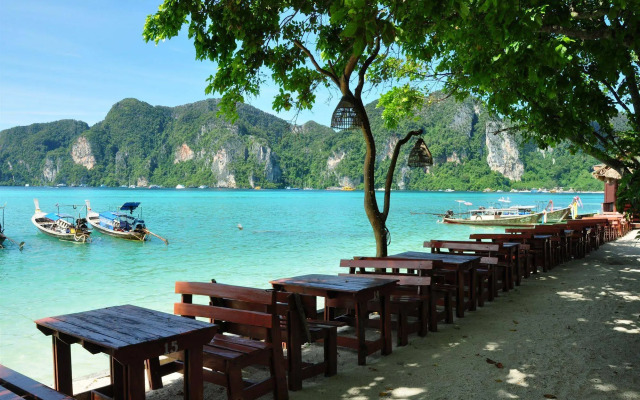 Phi Phi October House