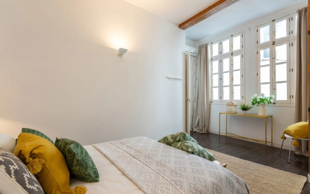 3 Bd Apartment With Balconies Next to Larios Street. Larios