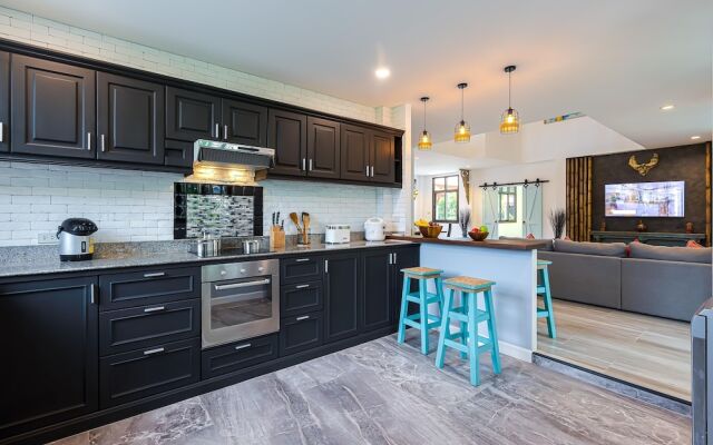 Pool villa  4 BR walking to Beach HV