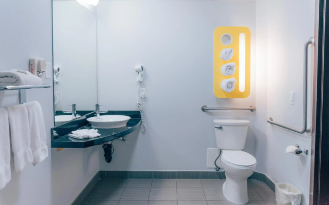 Motel 6 Airdrie, AB