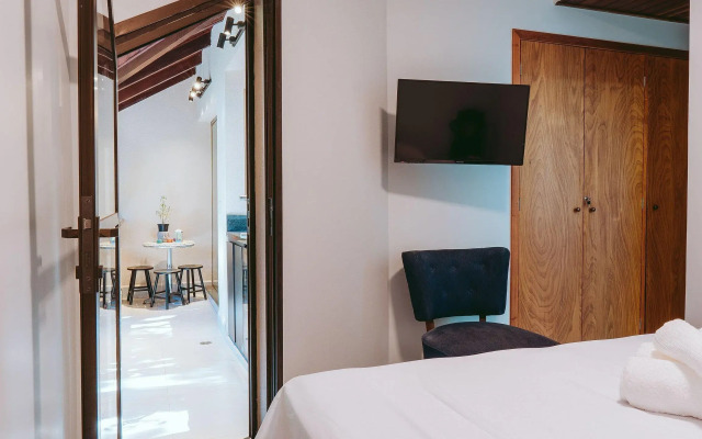 Duplex com lareira e TV Smart em meio à natureza