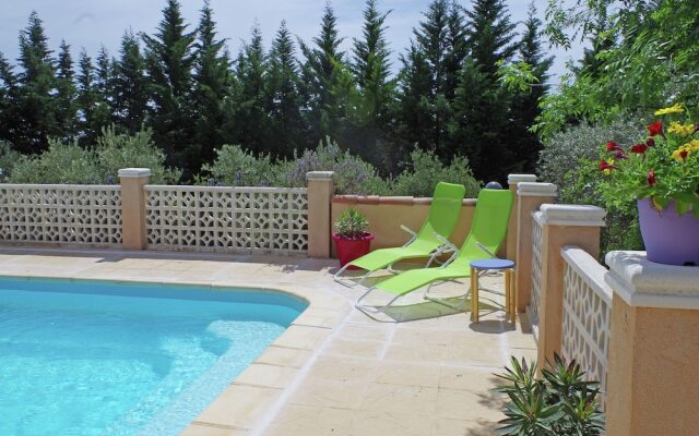 Spacious Villa in Aups With Swimming Pool