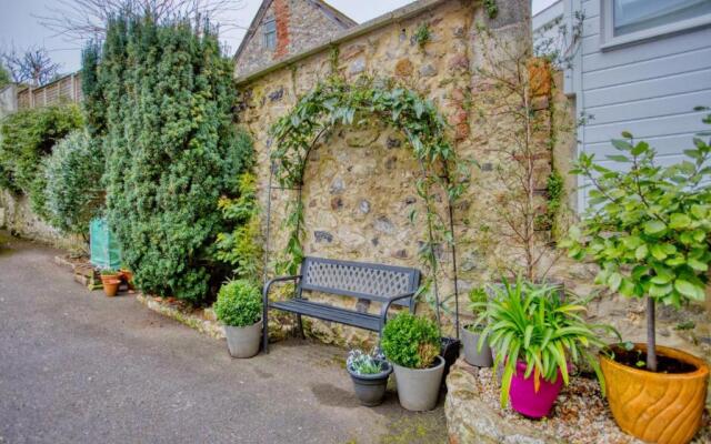 Fantastic 1BD Hideaway, 2 Minutes to the Sea