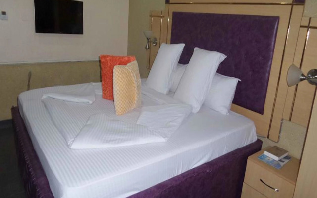 De Heavens Royale Hotel & Towers