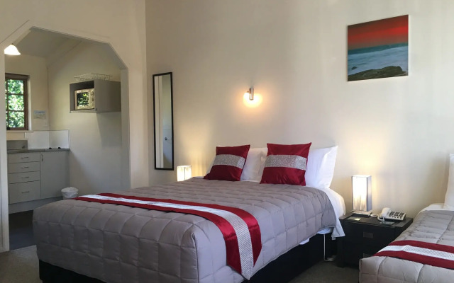 Colonial Lodge Motel