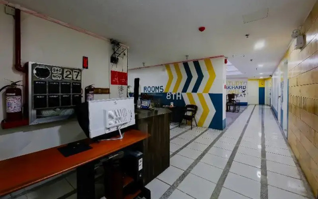OYO 809 Crowne One Condo (Vaccinated Staff)