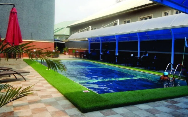 De Santiago Milan Hotel and Suites