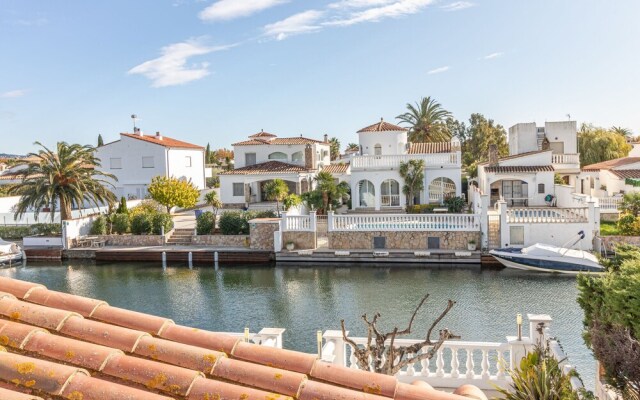 Charming Holiday Home in Empuriabrava With Pool