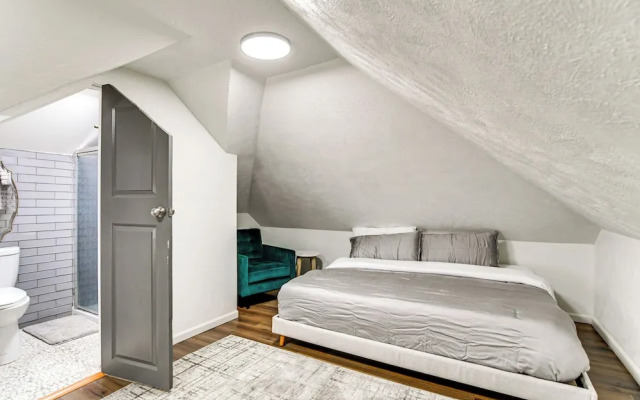 Walkable Location: Welcoming Unit in Omaha